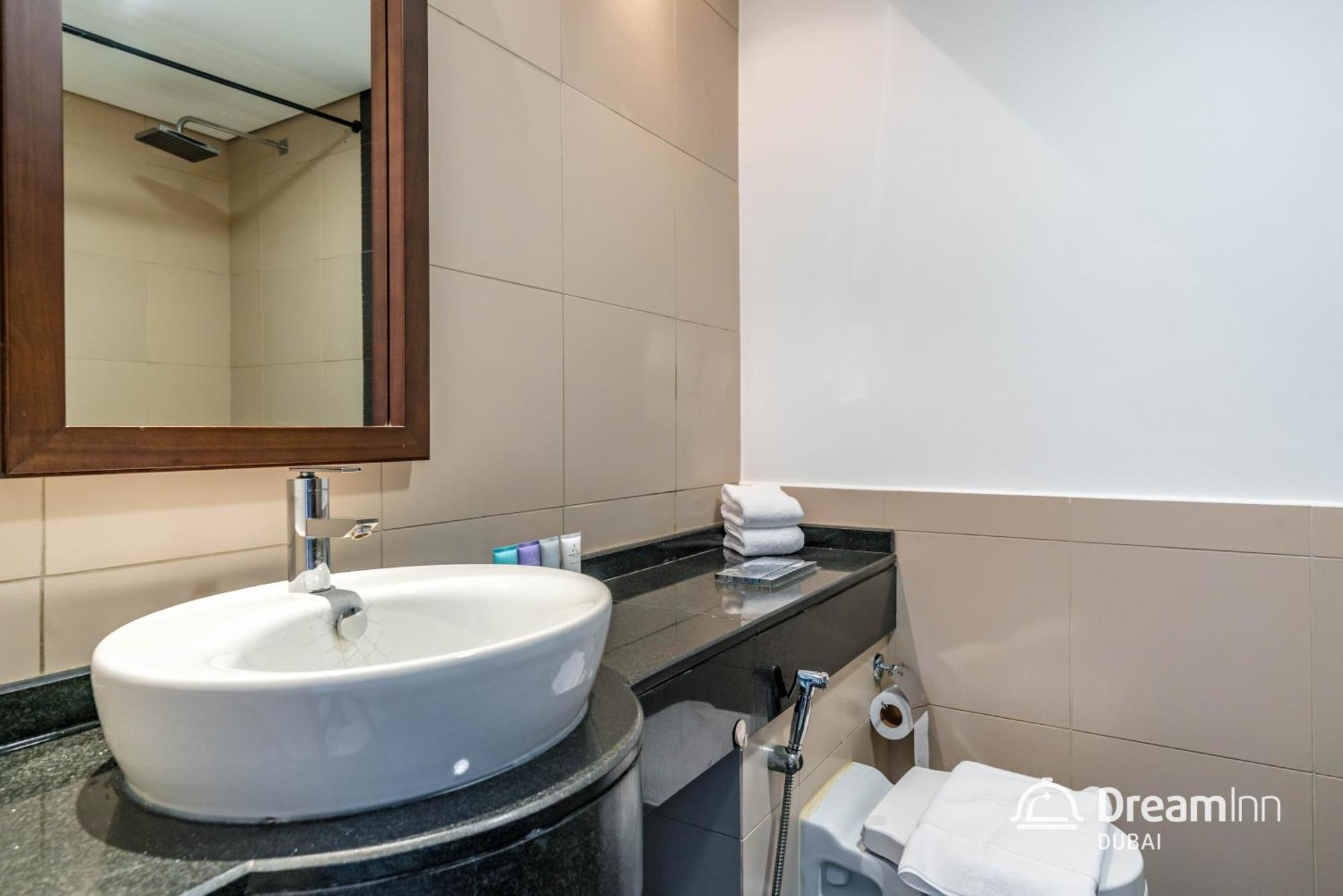 דובאי Dream Inn Apartments- West Wharf Tower Canal View מראה חיצוני תמונה